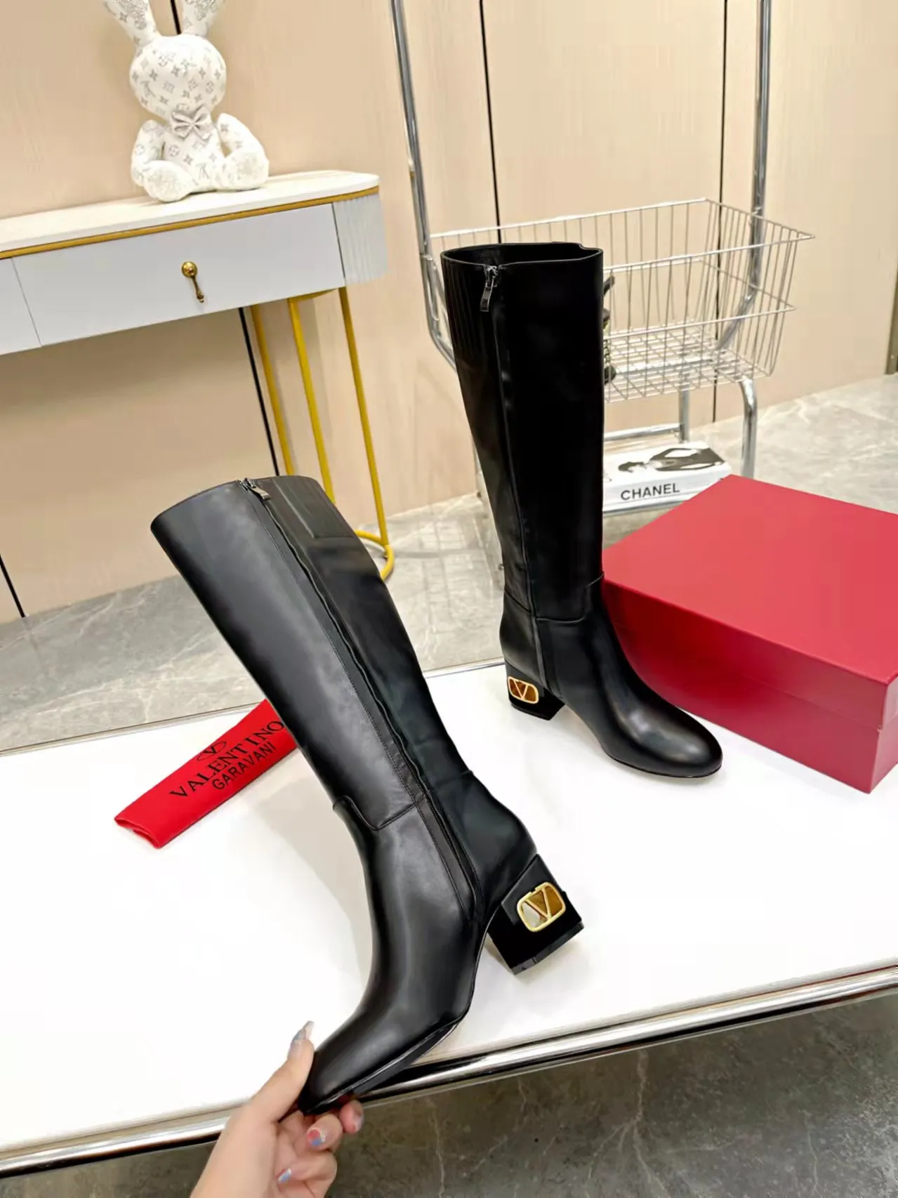 👟👟Ex-factory price 740👟👟 Genuine leather sole +40🆕 Valentino. Valentino autumn and winter fashion women's boots: Comfortable and versatile on the upper feet, showing long legs, Fabric: Imported first-layer cowhide ⚡The most popular V buckle ⚡Inside feet all genuine leather Code number: 35−40 (Customized size 41) Boot height: 15 inches